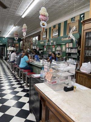 Soda fountain bar