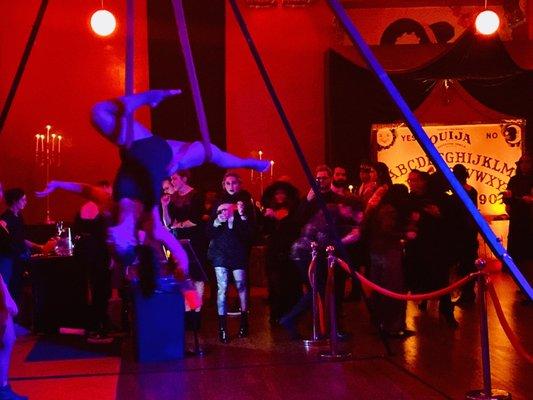 Spectacular dancers/acrobatics while pouring drinks!