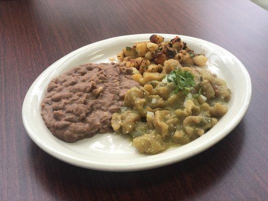 Chicharrón En Salsa Verde

Pork skin cooked with green salsa topped off with cilantro 

Served with Mexican potatoes and refried beans