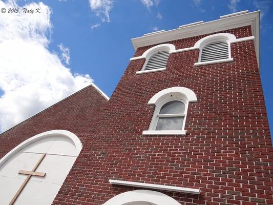 This is the first time I see an all-red brick church!