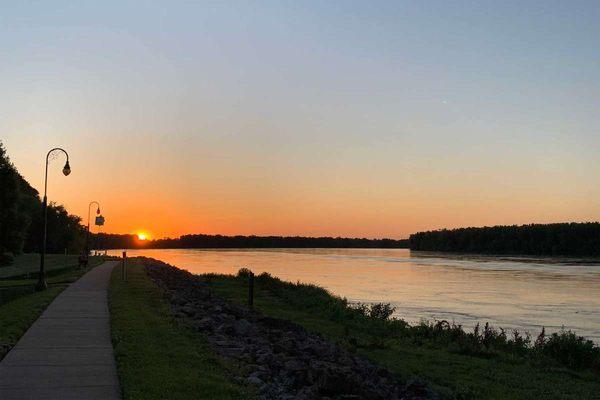 Zia, New Haven: levee walk on the Missouri River