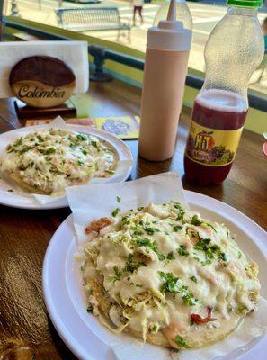 Arepa desmechada de pollo