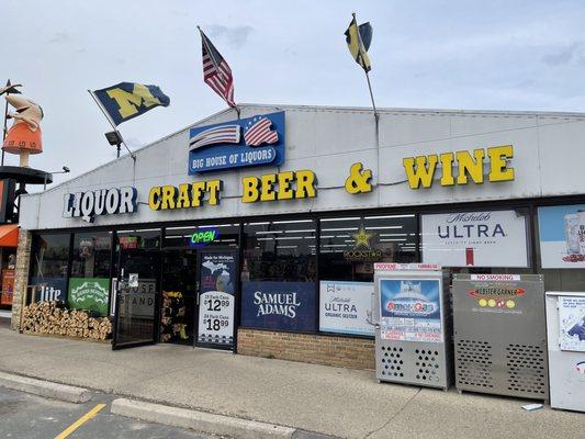 Stunning Store front by Little Caesar's