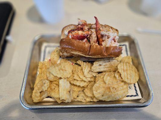 Lobster roll and kettle chips absolutely delicious!