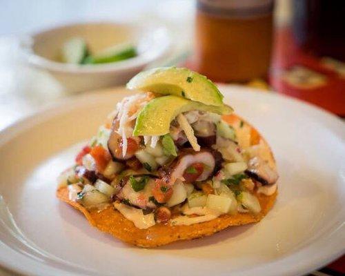 Tostada campechana de camarón y pulpo