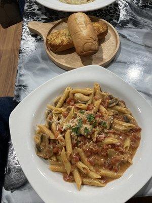 Pasta with complementary toasted bread.