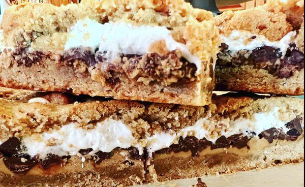 S'mores Stuffed Chocolate Chip Cookie Bar