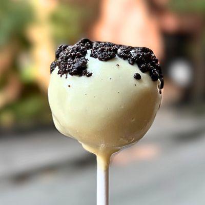 Cookies & Cream Cakepop! Perfectly Made Cookies & Cream Cake Dipped in White Chocolate Covered w/ Cookies & Cream Crumble!