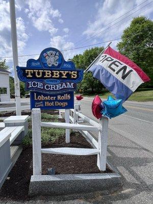 Tubby's sign & Memorial Day Balloons