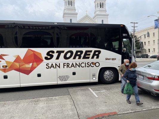 Disrespectful driver completely blocking another business's active driveway.