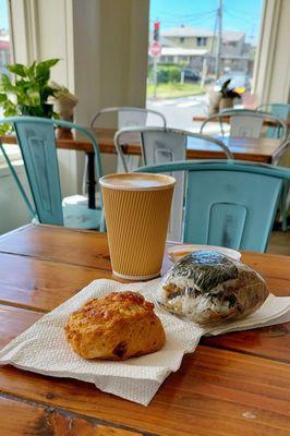 Cute cafe in Kaimuki across from The Curb and The Breadshop.   Serves a variety of scones, musubi, sandwiches, and breads.