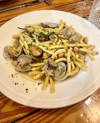 Passatelli al sugo bianco di vongole, ceci e rosmarino