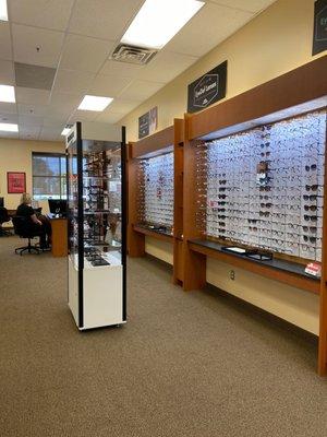 Great selection of glasses. Knowledgeable staff. Competitive pricing.