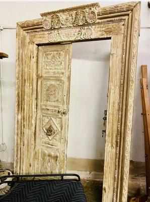 LOVE Beautiful old ornate hand carved wood doors, trying to figure out how to incorporate some into my design ;)