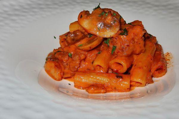 The Rigatoni con Salsiccia was made with short tube pasta tossed with Italian sausage, caramelized onions, button mushrooms, and marinara.