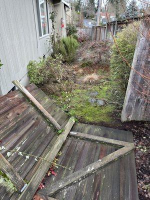 Fallen fence. No reply for 10 days while neighbors fume. #awkward