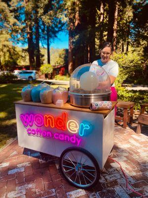 Spinning cotton candy with the wonder cart