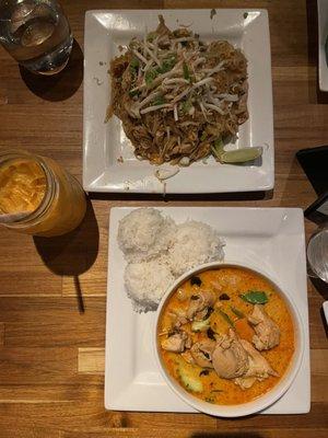 Pad Thai and curry of the day with chicken