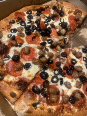 Pizza pepperoni and sausage with black olives