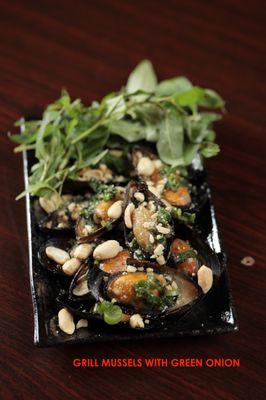 GRILL MUSSELS WITH GREEN ONION (CHEM CHEP NUONG MO HANH)