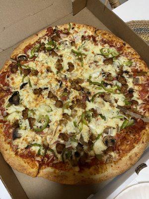 Thin and crispy veg pizza w mushrooms, green peppers and onions. Five star  pizza , I loved It .