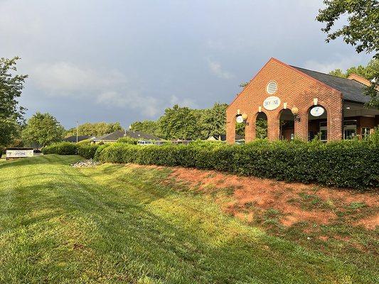 A view from the street of the Skyline Veterinary Specialists animal hospital.