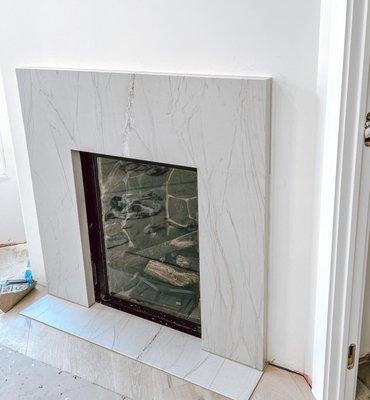 Custom Fireplace, invisible seam placement
Material: Quartzite Bianca