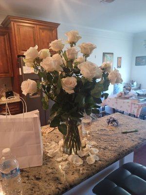 25 white roses