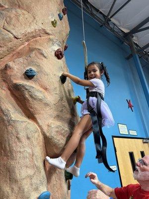 5 year old girl rock climbing