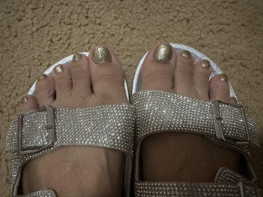 Glittery gold pedicure.