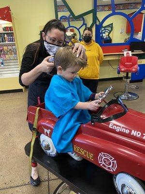 Richelle giving Jack a great haircut, while he drives the car!!