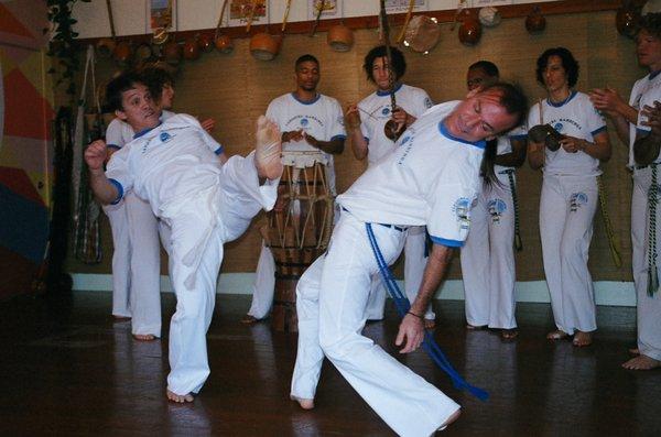 Capoeira Mandinga First Oakland Academy - Meia Lua de frente e Quebrda