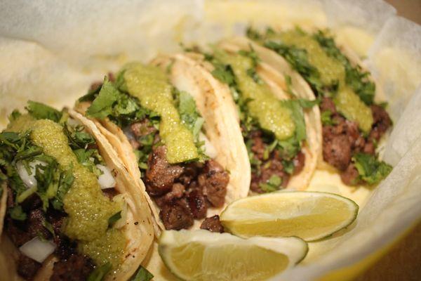 Mini Tacos de fajita con Salsa verde.