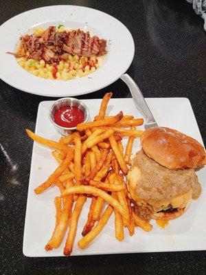 Bistro burger & BBQ mac and cheese