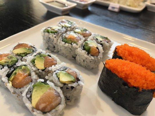 Salmon avocado roll + masago sushi