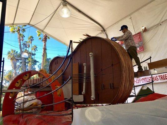 Gluing eucalyptus bark onto the guitar