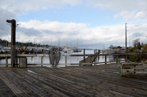 Bud Bay boardwalk and the kissing statue.