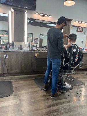 The man Deya doing what he does best! Looking for the best barber make an appointment with Deya Alturk.