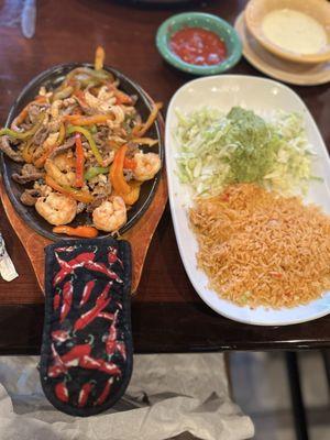 Fajita Jalisco (beef, chicken and shrimp)