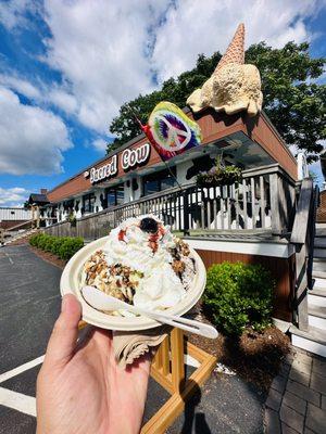 Sundae in front of the building