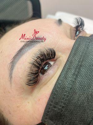 Hybrid lashes  done by Mini Beauty Eyelash