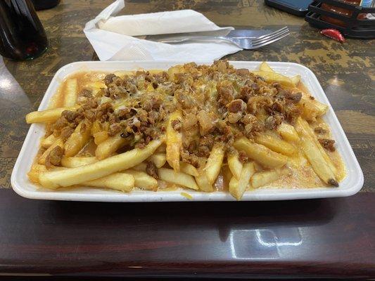 Chilie cheese fries w/ chicharron