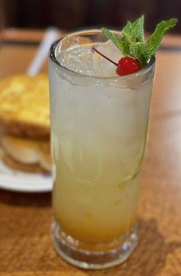 Peach Lemonade~ Not only is this lemonade aesthetically pleasing, but flavorful & comes with unlimited refills!