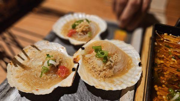 Grilled Scallop (1 per order) 蒜蓉粉丝扇贝 (1只）