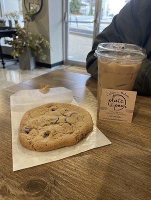 Cinnamon bun cold brew w/a delicious cookie