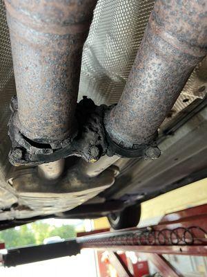 Rust damaged twinned exhaust flange. - Before