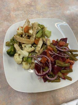 Chicken w/ vegetal and salad