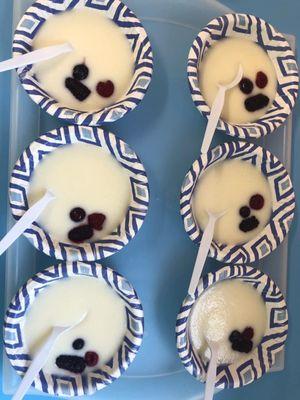 Semolina porridge with berries (breakfast).