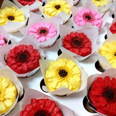 Piped frosting flowers on cupcakes.