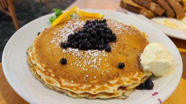 Full stack blueberry pancakes - 3 pancakes that are fluffy, thin and delicious!